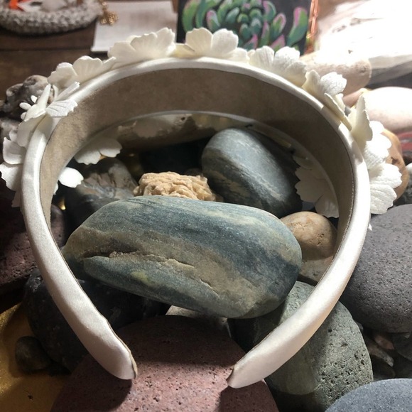 PASTORAL Flowers Headband in vegan leather and rhinestones - Picture 5 of 5